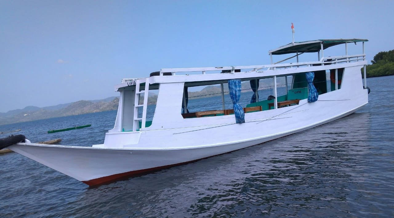 deck boat-komodohoppingisland