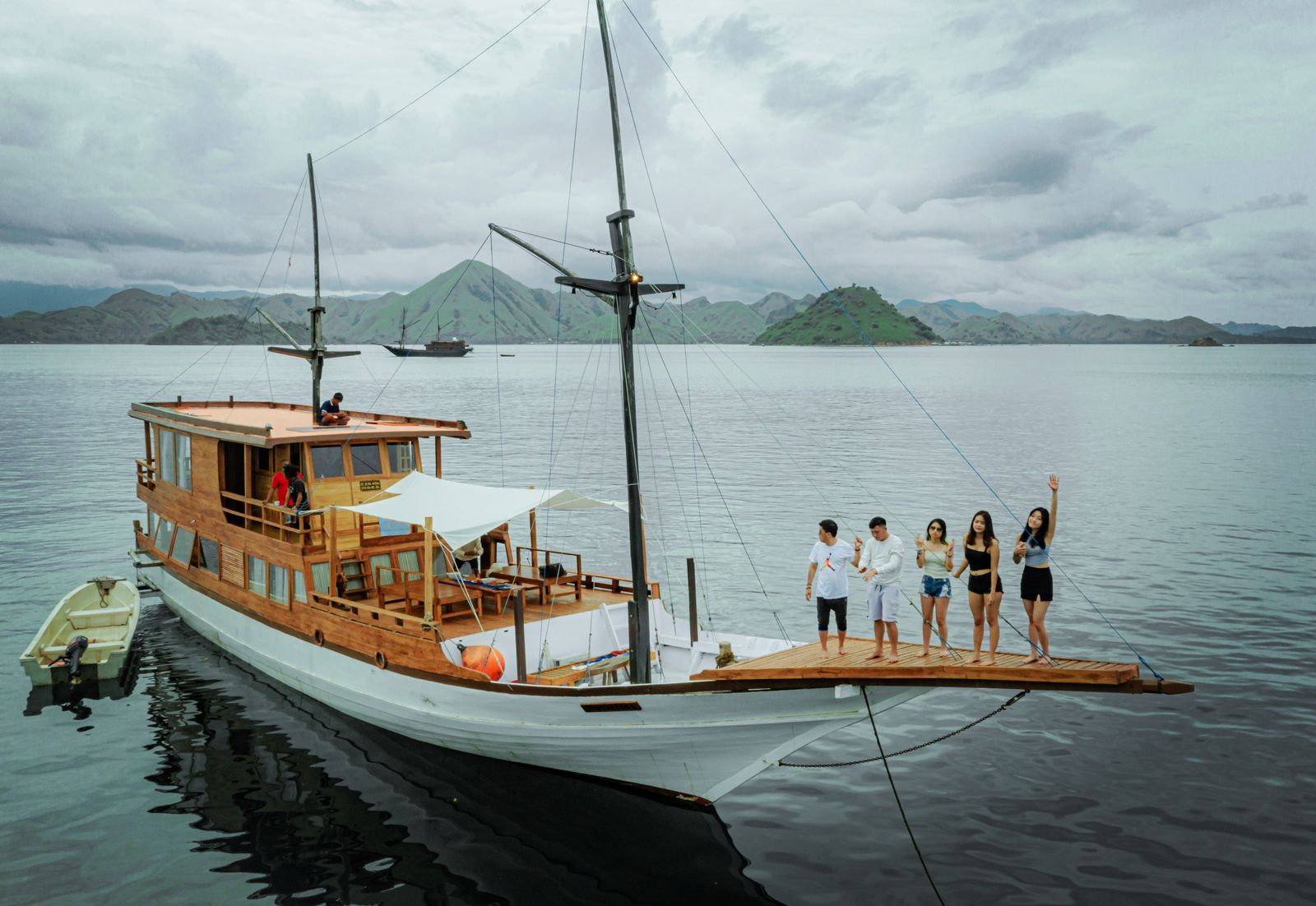 phinisi boat-komodohoppingisland