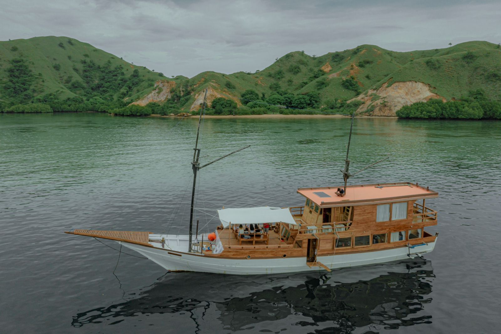 phinisi boat-komodohoppingisland